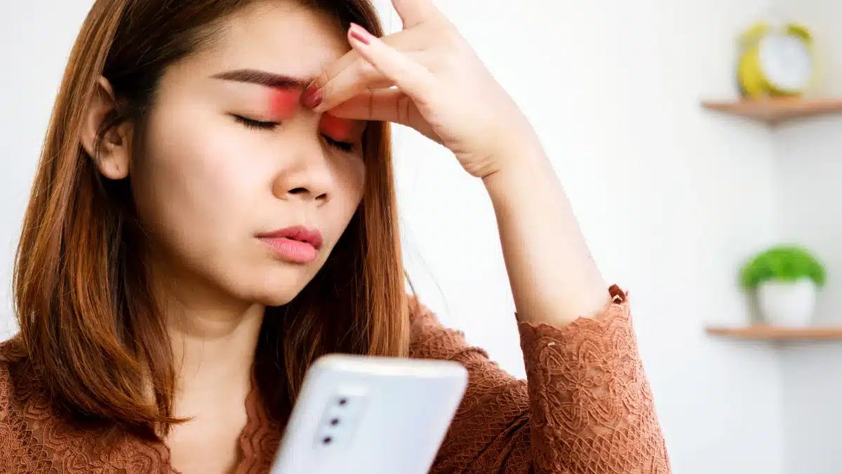 women is having eye pain