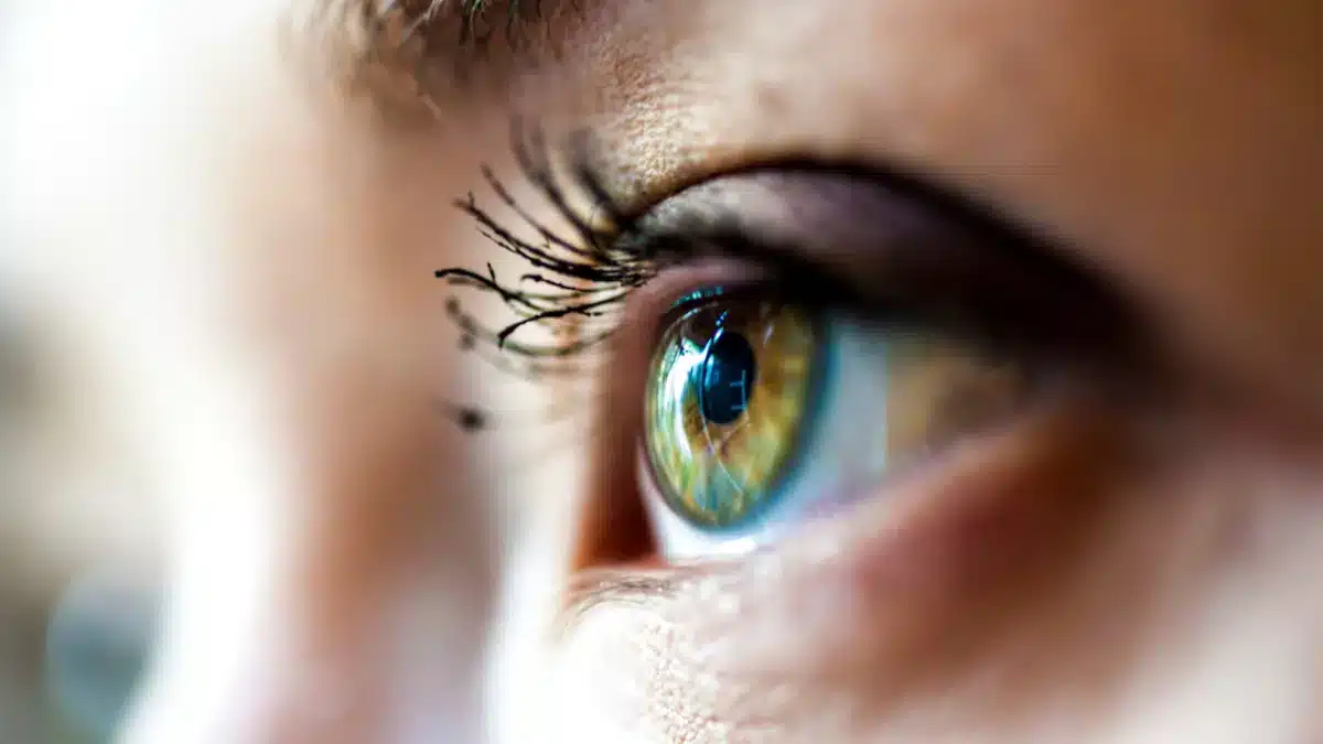 how to reduce floaters in eyes naturally